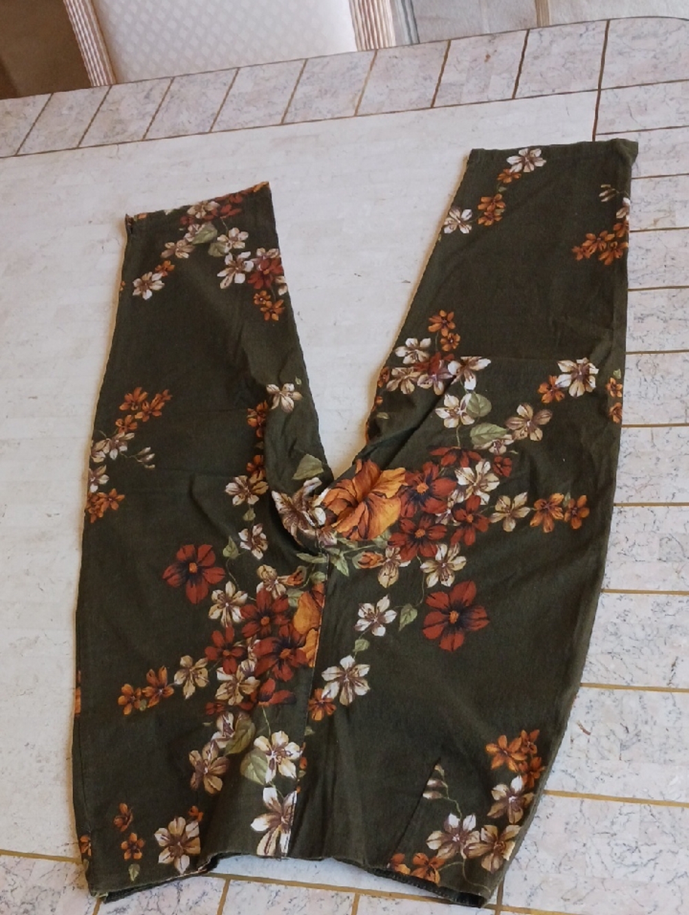 VINTAGE Capri Pants/"Cache".,sz Small, Olive Color/ Muti Florals Design..NEW - Picture 12 of 16